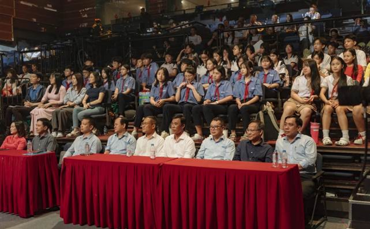 Các khách mời và khán giả theo dõi trận thi đấu Chung kết Gameshow Kilowatt? năm 2025