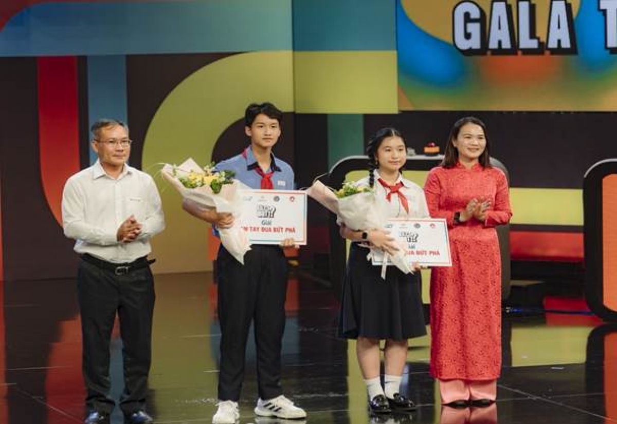 Ông Bùi Trung Kiên – Phó Tổng giám đốc EVNHCMC và bà Huỳnh Lê Như Trang – Phó giám đốc Sở Giáo dục Đào tạo TPHCM trao giải “Tay đua bứt phá”