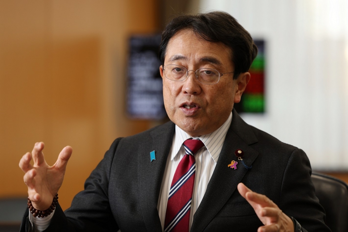 Bộ trưởng Akazawa tỏ ra thận trọng hơn (ảnh Reuters)