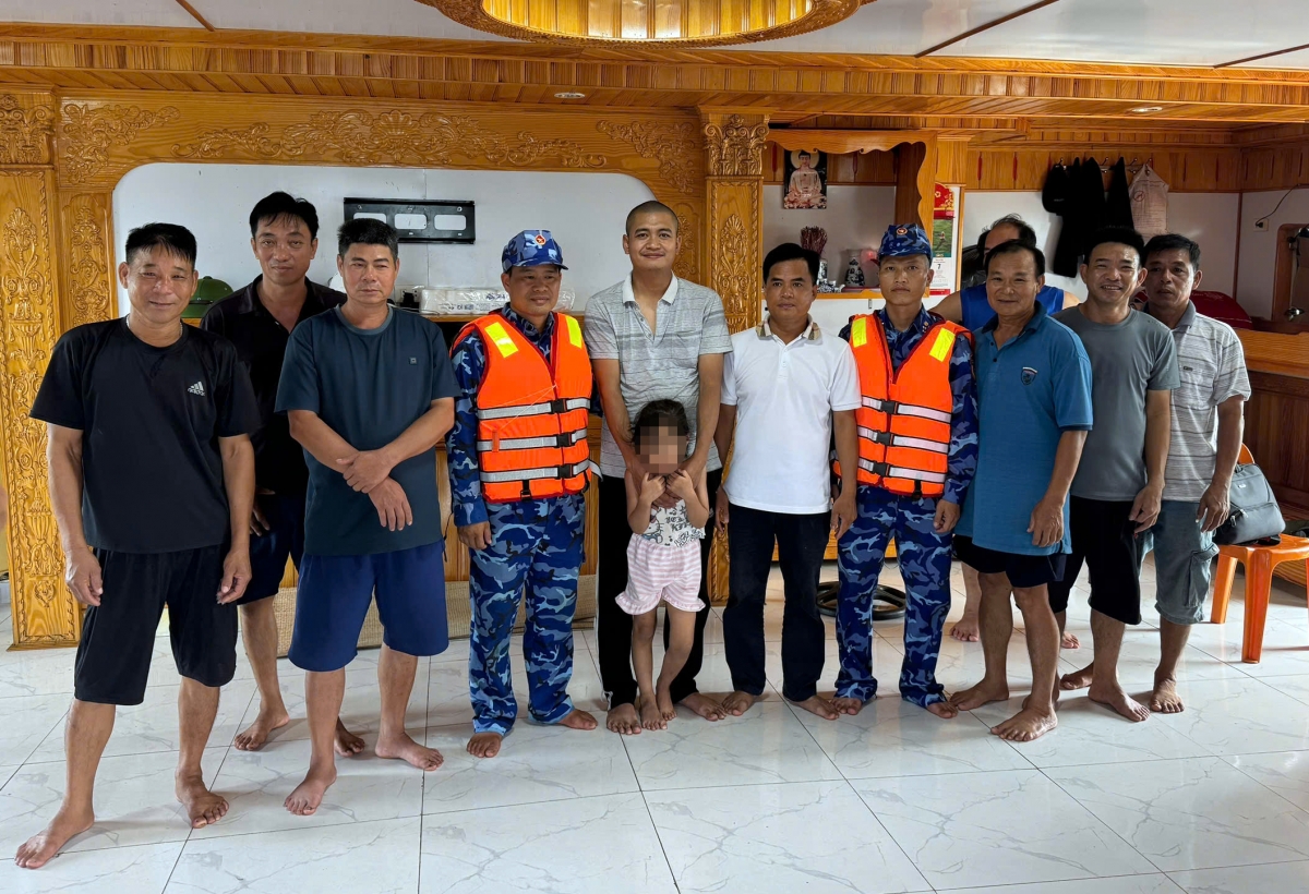 Hai bố con khách du lịch được đưa về cảng an toàn