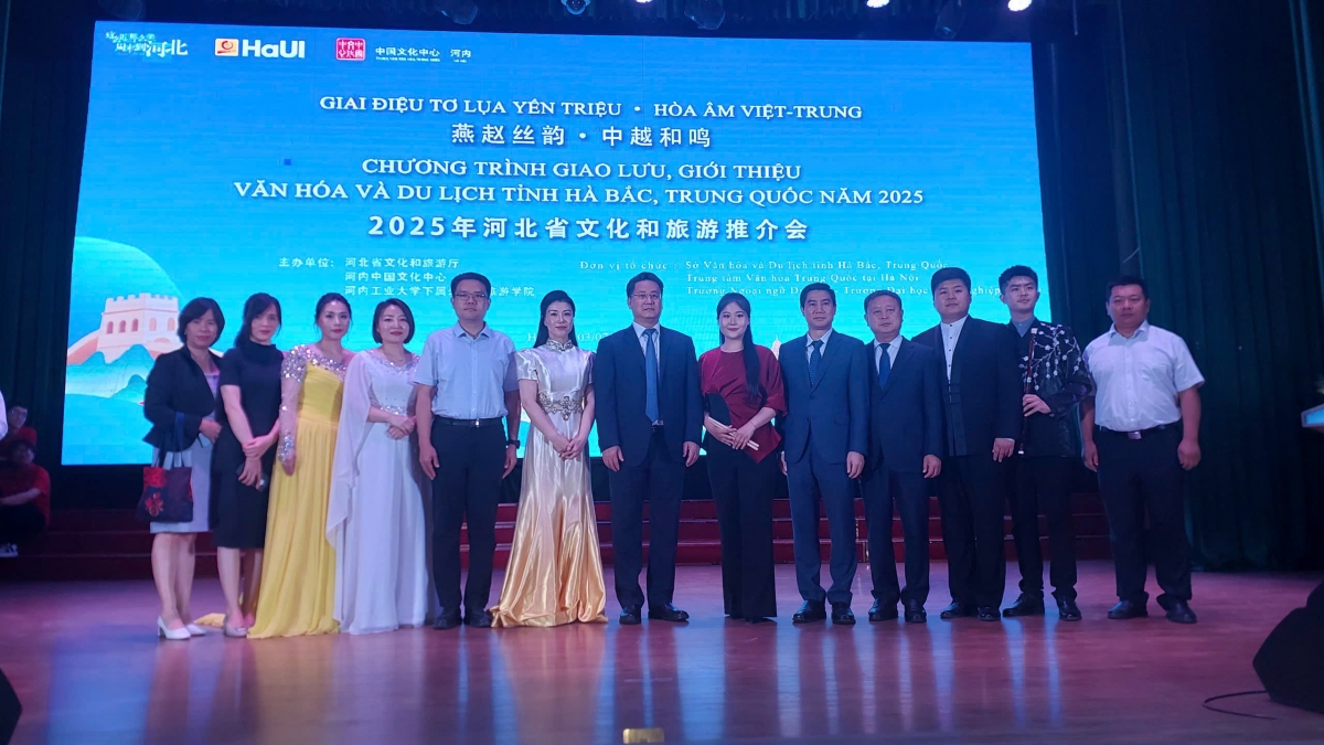 Các đại biểu tham dự chương trình chụp ảnh lưu niệm