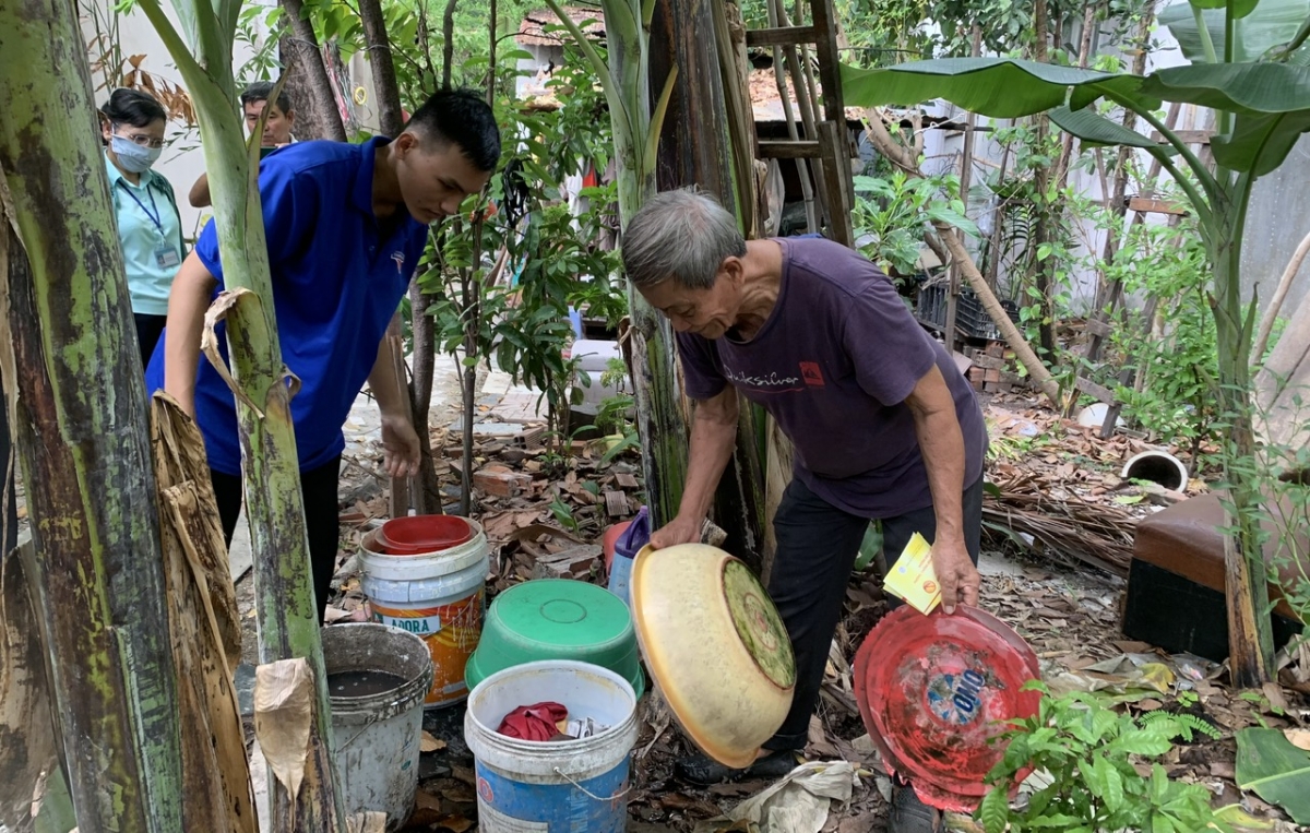 Các điểm nước đọng trong vườn nhà cần phải được dọn dẹp, loại bỏ (Ảnh Kim Dung)