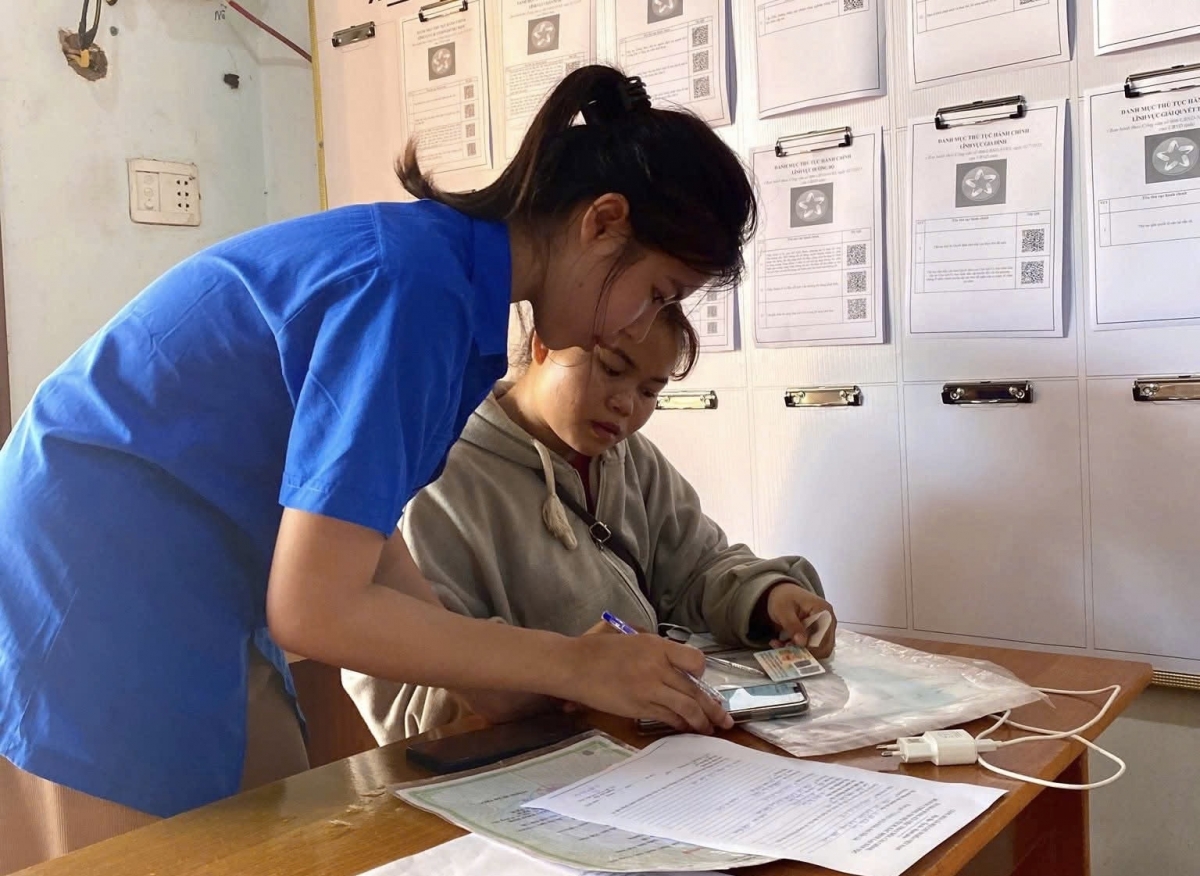 Các đoàn viên kiêm tổ viên Tổ Công nghệ số cộng đồng hướng dẫn người dân cách đăng ký tài khoản VNeID.