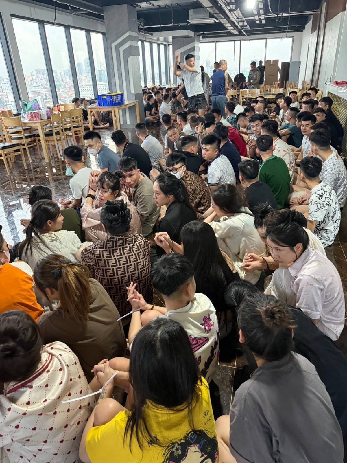 Các đối tượng bị bắt giữ tại trung tâm lừa đảo trực tuyến ( ảnh bộ Nội vụ Campuchia)