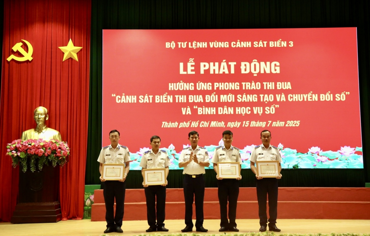 Các đơn vị trong lực lượng Cảnh sát biển 3 nhận khen thưởng về thành tích trong phong trào thi đua