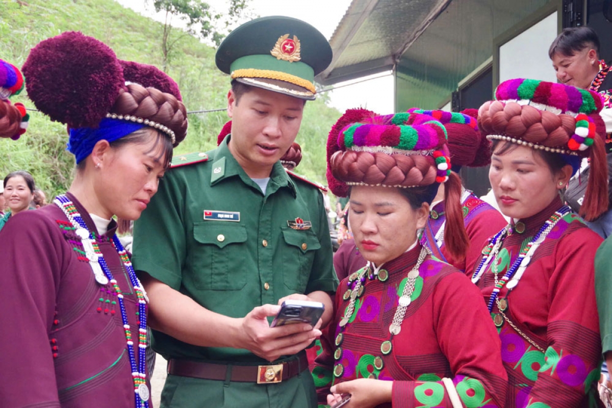 Cán bộ biên phòng Lai Châu hướng dẫn người dân sử dụng điện thoại thông minh