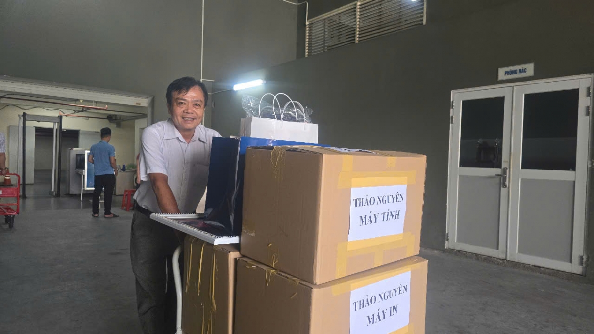 Cán bộ các đơn vị ở Bình Dương cũ đang thu dọn hồ sơ, máy móc về TP.HCM.