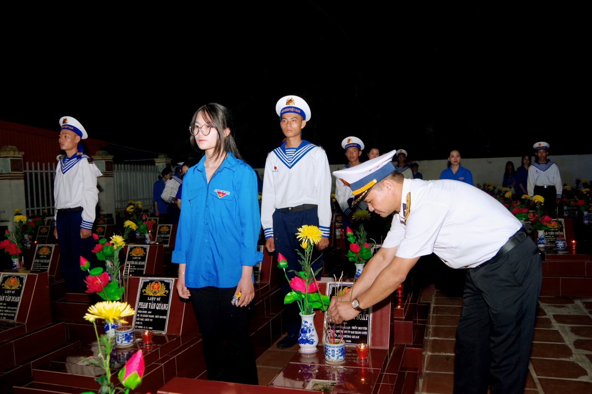 Cán bộ, chiến sĩ Vùng 1 thắp hương tri ân các anh hùng, liệt sĩ tại nghĩa trang phường Thiên Hương, TP. Hải Phòng.