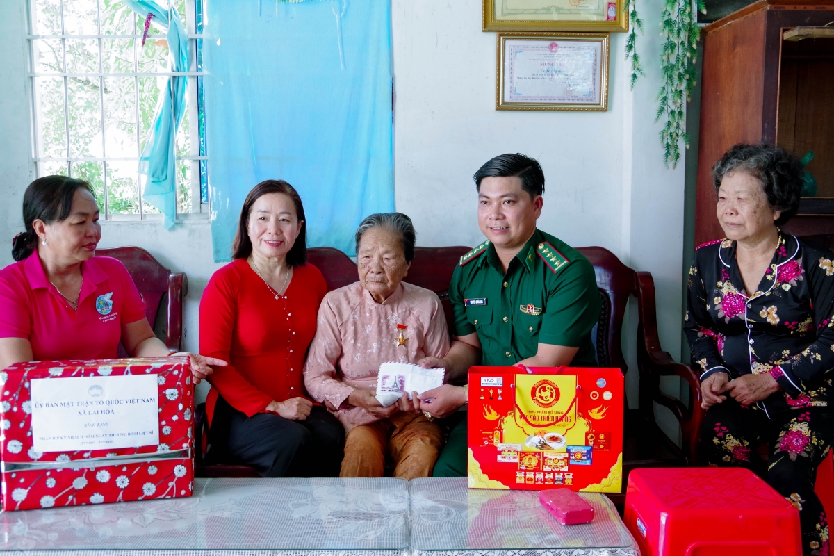 Cán bộ Đồn Biên phòng Lai Hòa, BĐBP TP Cần Thơ và các ban ngành đoàn thể xã Lai Hòa thăm hỏi động viên, tặng quà Mẹ VNAH Lê Thị Hai