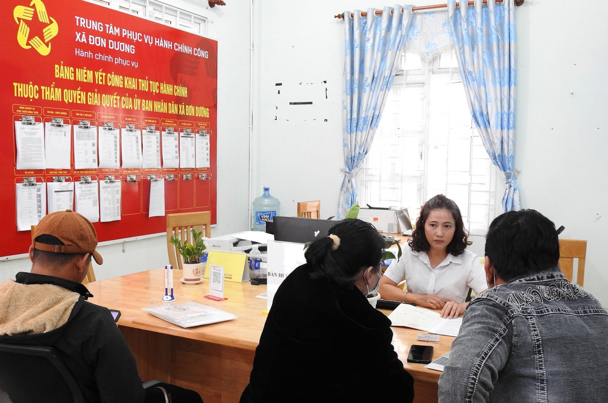 Cán bộ Trung tâm phục vụ hành chính công xã Đơn Dương hướng dẫn người dân hoàn thiện hồ sơ thủ tục hành chính.