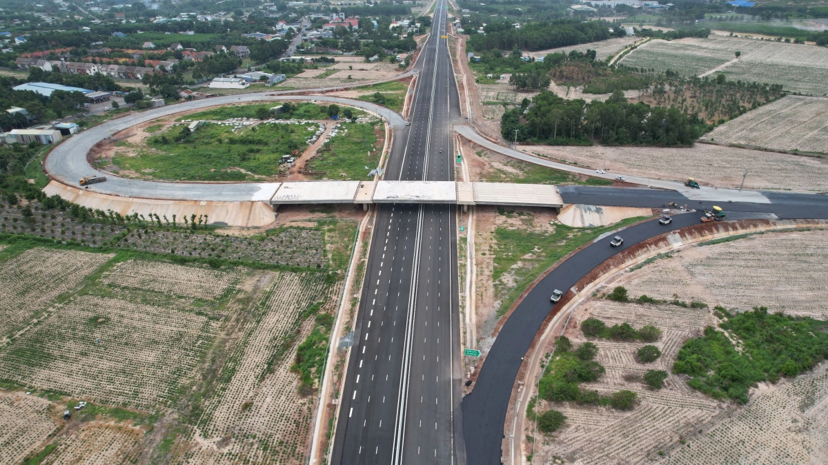 Cầu vượt tại nút giao đoạn đi qua TP Phú Mỹ (cũ).