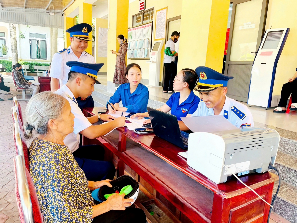 Không khí làm việc tích cực, thân thiện giữa cán bộ, chiến sĩ Hải đội 102, đoàn viên thanh niên và người dân trong buổi hỗ trợ dịch vụ công.