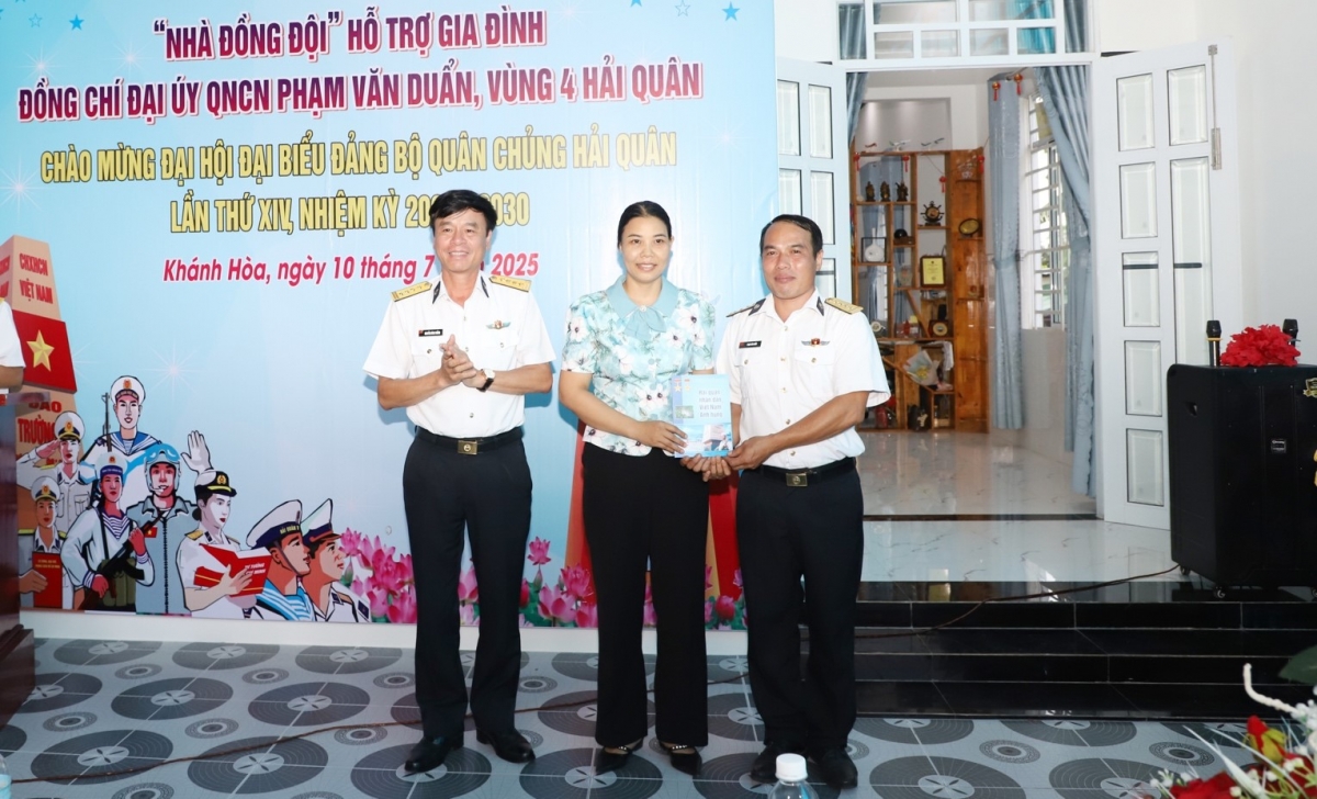 Đại tá Nguyễn Công Thắng tặng quà gia đình đồng chí Phạm Văn Duẩn