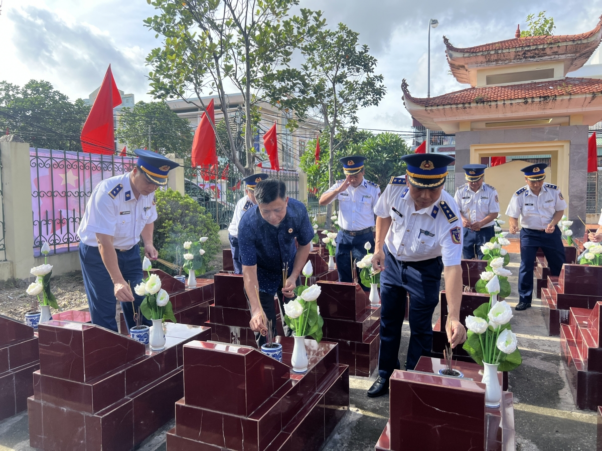 Cán bộ, chiến sỹ Hải đoàn 11 dâng hương, hoa tại nghĩa trang liệt sĩ phường Đông Hải, TP Hải Phòng