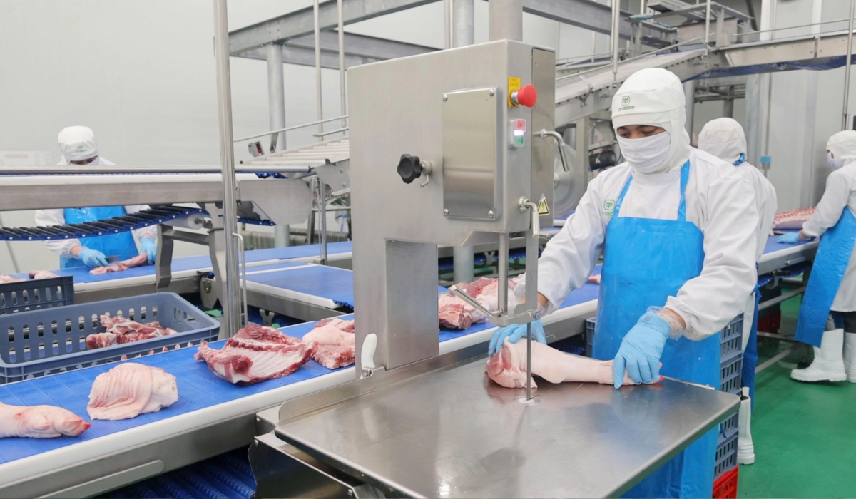 Chế biến thịt lợn tại Công ty C.P