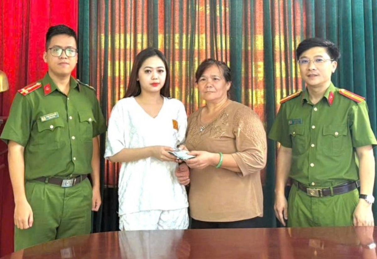 Chị Trần Ngọc Thùy Trang (áo trắng) trao trả 45 trệu đồng đế bà Đặng Thị H