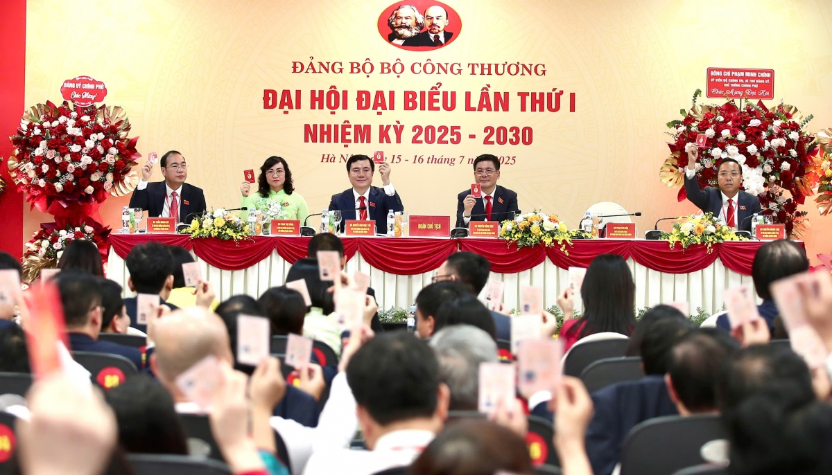 Đảng ủy Bộ Công Thương có Ủy viên Trung ương Đảng, Bí thư Đảng ủy, Bộ trưởng Bộ Công Thương Nguyễn Hồng Diên; Phó Bí thư Thường trực Đảng ủy, Thứ trưởng Nguyễn Sinh Nhật Tân; Thứ trưởng Phan Thị Thắng; Thứ trưởng Nguyễn Hoàng Long