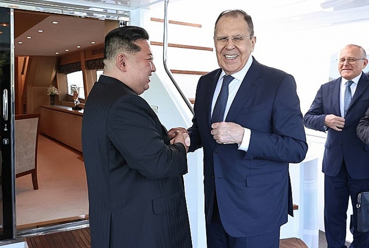 Chủ tịch Đảng Lao động Triều Tiên Kim Jong-un và Ngoại trưởng Nga Sergei Lavrov tại cuộc gặp ở Wonsan- Ảnh: Bộ Ngoại giao Nga