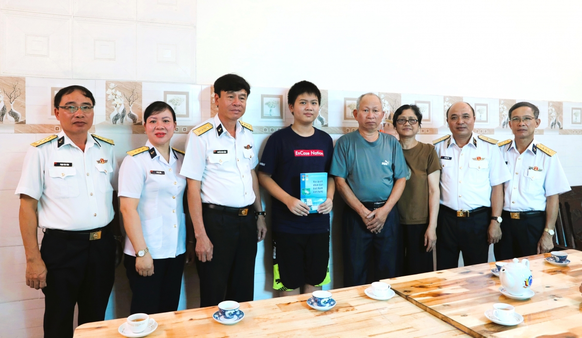 Chuẩn Đô đốc Đỗ Văn Yên, Phó Chính ủy Hải quân cùng đoàn công tác Quân chủng Hải quân tặng quà thân nhân gia đình liệt sĩ Lưu Anh Tuấn tại Hải Phòng. Ảnh PV