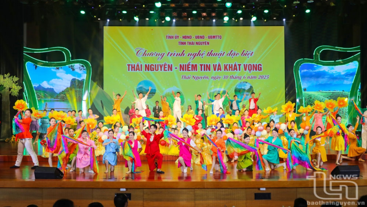 Đông đảo diễn viên các đoàn nghệ thuật tỉnh tham gia chương trình