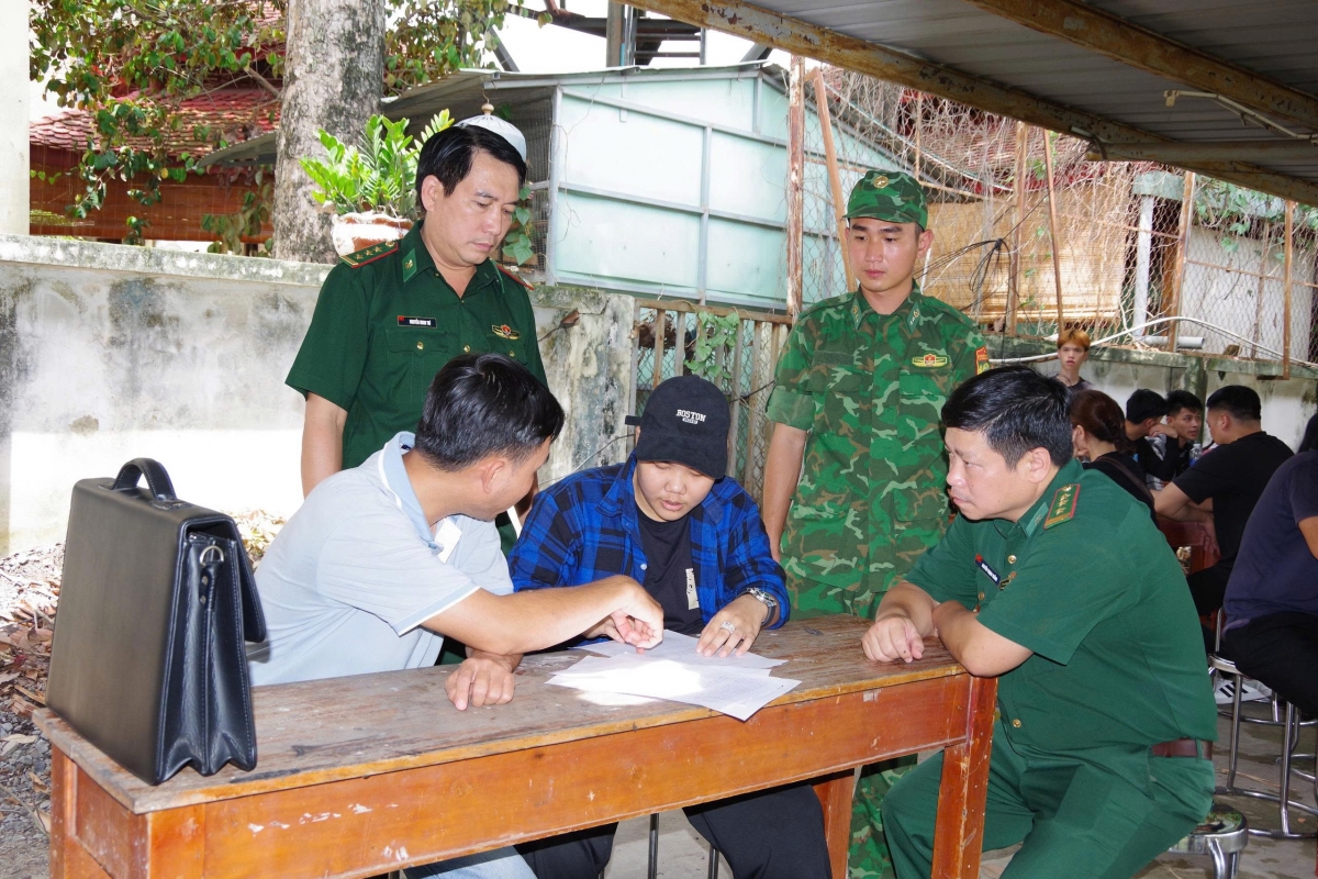 Cơ quan chức năng làm việc với công nhân được trao trả tại Cửa khẩu Mộc Bài (Ảnh Lê Quân)