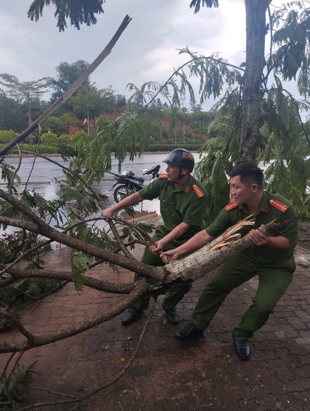 Lực lượng chức năng khẩn trương triển khai công tác dọn dẹp, đảm bảo an toàn cho nhân dân