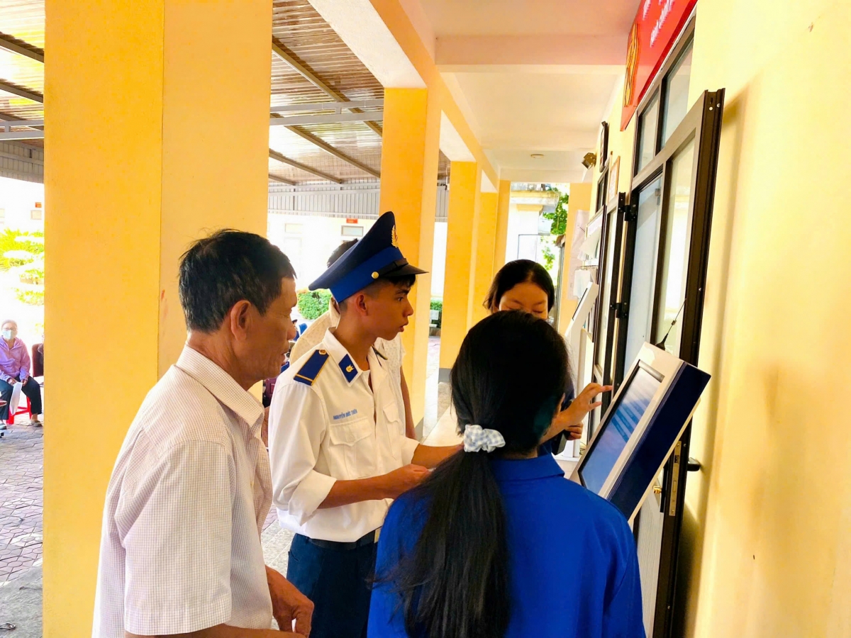 Lực lượng thanh niên chia ra các tổ giúp người dân hoàn thiện hồ sơ, thủ tục hành chính.