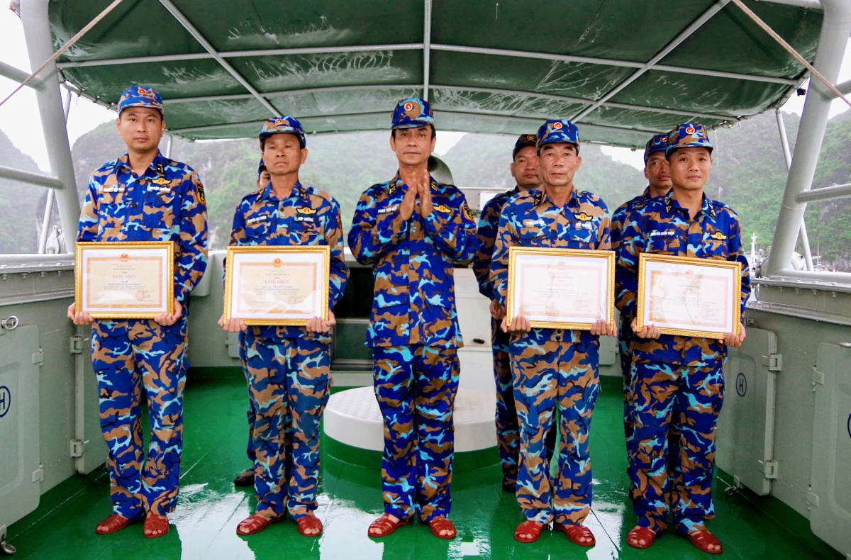 Đại tá Phan Tiến Bảo, Phó Tư lệnh Vùng trao bằng khen của Chính uỷ Hải quân cho các tập thể cá nhân đã có thành tích xuất sắc trong thực hiện nhiệm vụ tìm kiếm cứu nạn tàu du lịch QN-7105