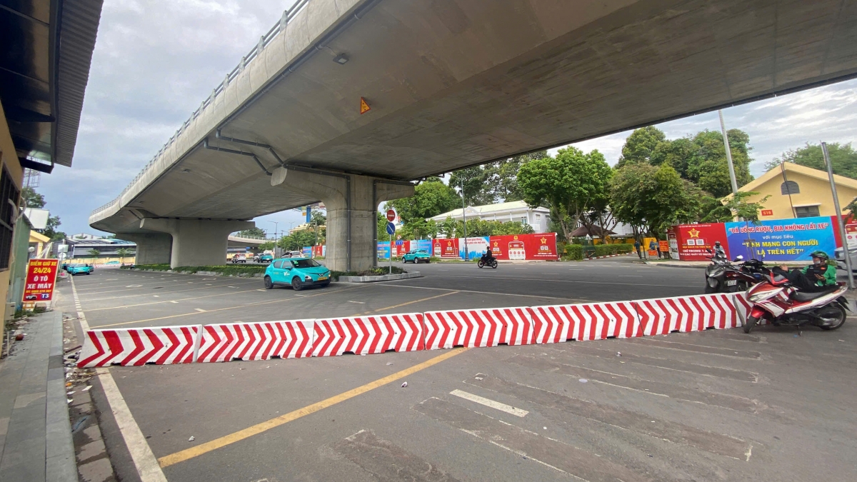 Dải phân cách bê tông chắn ngang dưới cầu vượt đường nối ngăn xe máy đi thẳng cắt ngang lối ra Nhà ga T3 (Ảnh TK)