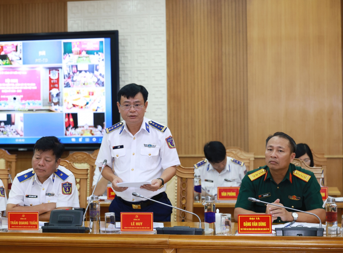 Đại tá Lê Huy - Bí thư Đảng ủy, Chính ủy Vùng Cảnh sát biển 2 phát biểu tham luận tại Hội nghị.