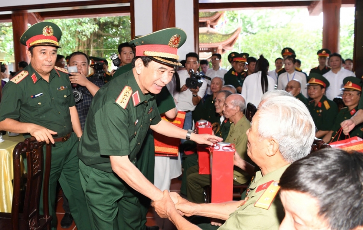 Đại tướng Phan Văn Giang tặng quà các gia đình chính sách