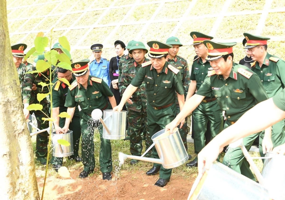 Đại tướng Phan Văn Giang và đoàn công tác trồng cây lưu niệm tại khuôn viên tưởng niệm Đại tướng Võ Nguyên Giáp
