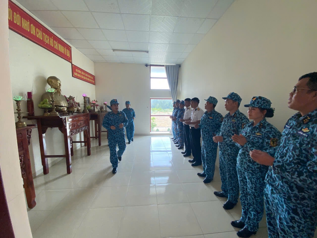 Dâng hương tại Phòng thờ Chủ tịch Hồ Chí Minh và các anh hùng liệt sĩ