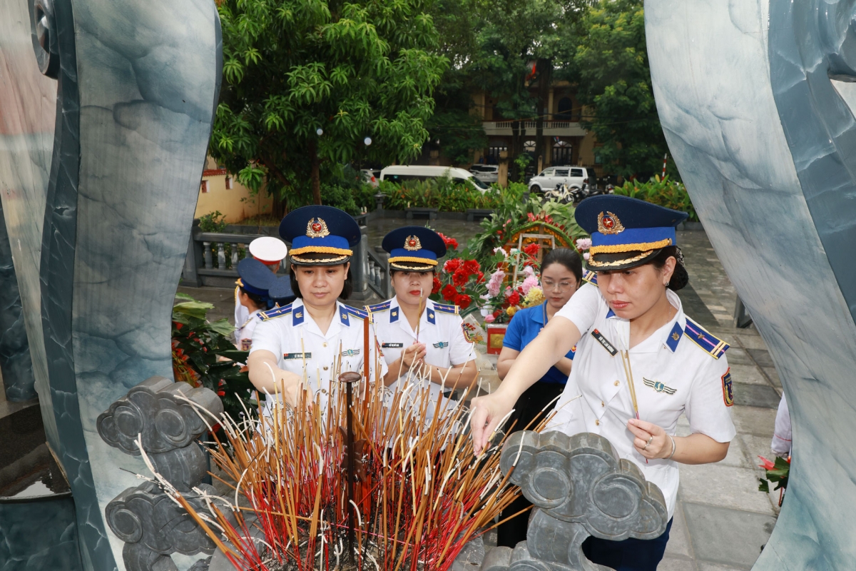 Dâng hương tri ân các anh hùng liệt sĩ