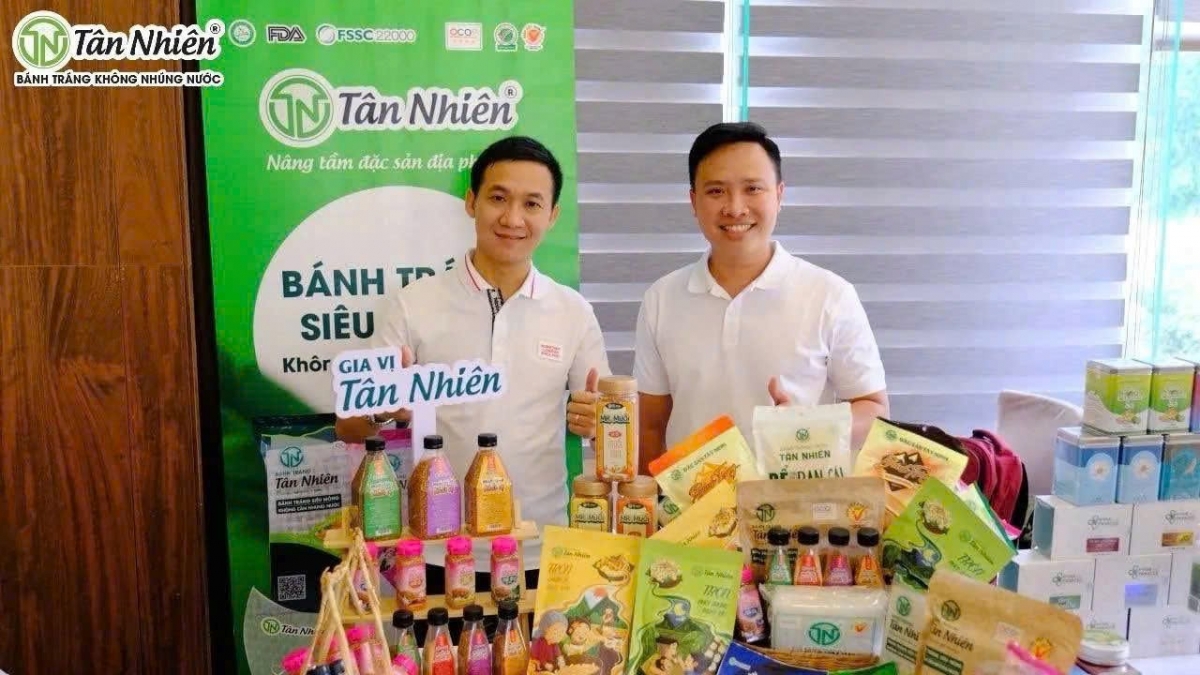 Đặng Khánh Duy (bên trái) và cộng sự đều là người trẻ