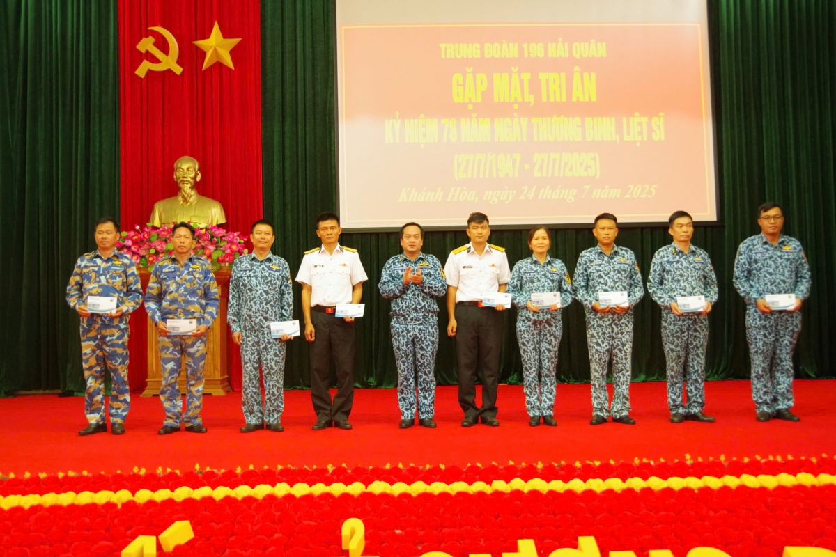 Đảng ủy, chỉ huy Trung đoàn trao quà động viên, thăm hỏi cán bộ, chiến sĩ là con thương binh, bệnh binh, gia đình liệt sĩ