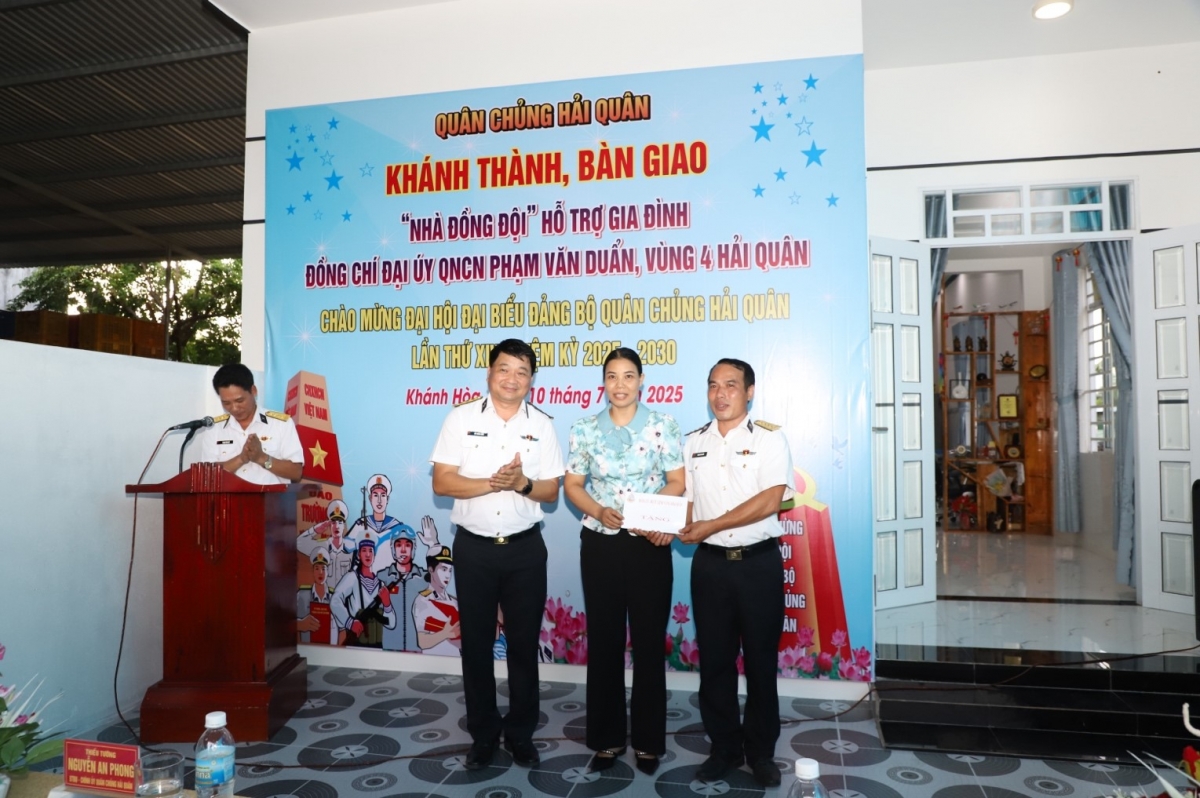 Thượng tá Bùi Xuân Bình tặng quà gia đình đồng chí Phạm Văn Duẩn