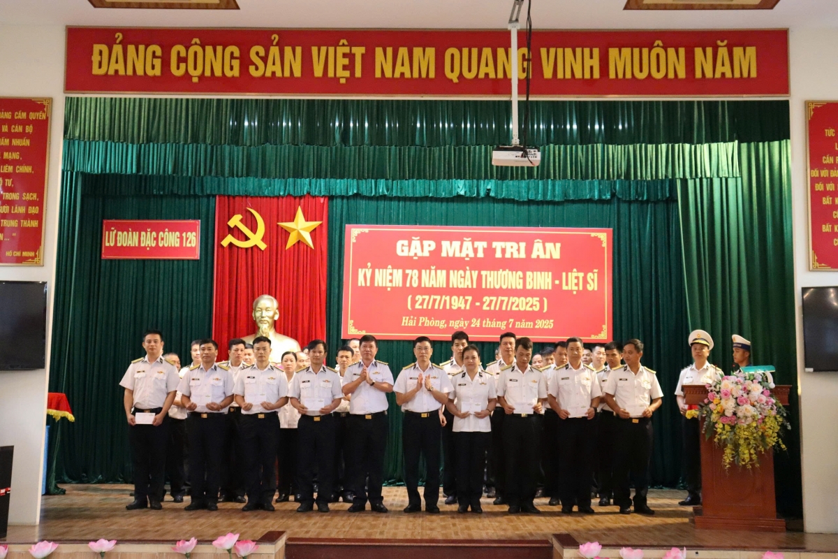 Lữ đoàn tặng quà các CBCS là đối tượng chính sách của đơn vị