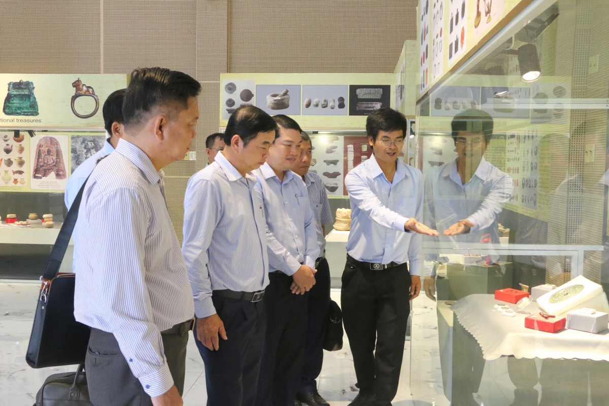 Đoàn công tác của tỉnh trực tiếp khảo sát Khu di tích khảo cổ Óc Eo-Ba Thê.