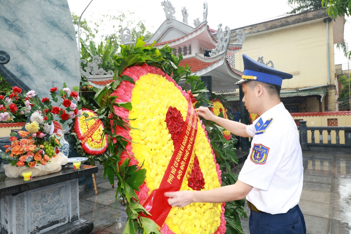 Đoàn viên thanh niên đặt vòng hoa, dâng hương tưởng nhớ các anh hùng liệt sĩ