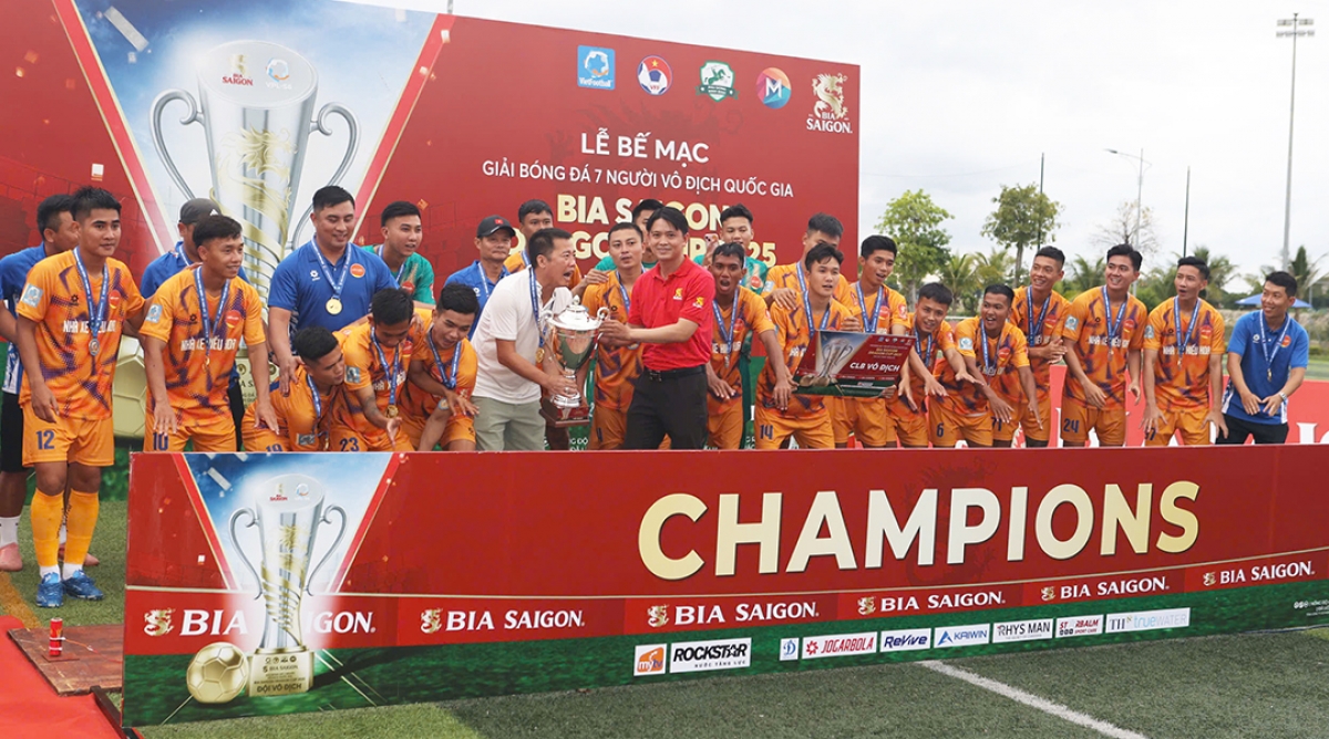 Đội Hiếu Hoa - Quahoaco nhận Cúp vô địch
