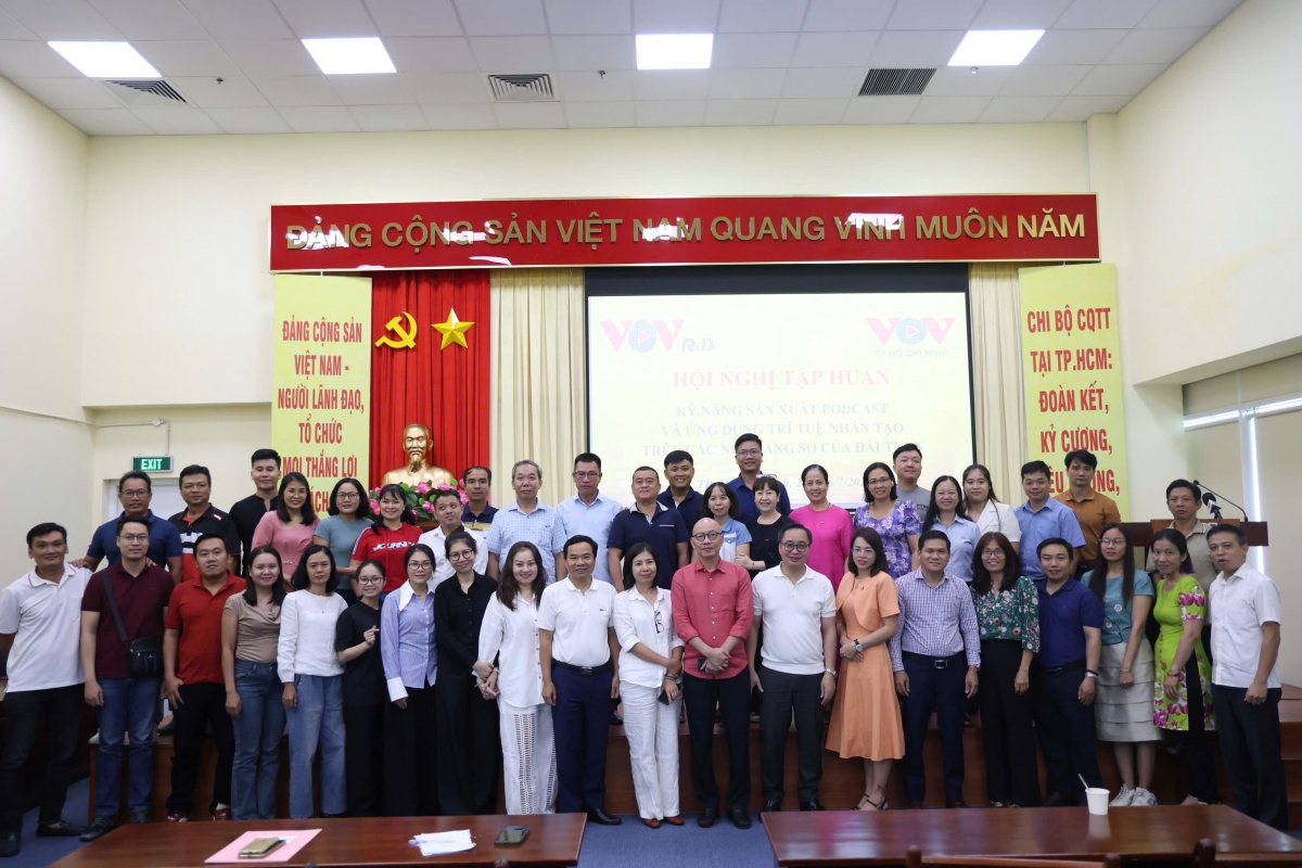 Đội ngũ nhà báo, phóng viên, biên tập viên, giảng viên của VOV tại TP.HCM chụp ảnh lưu niệm với lãnh đạo Đài.