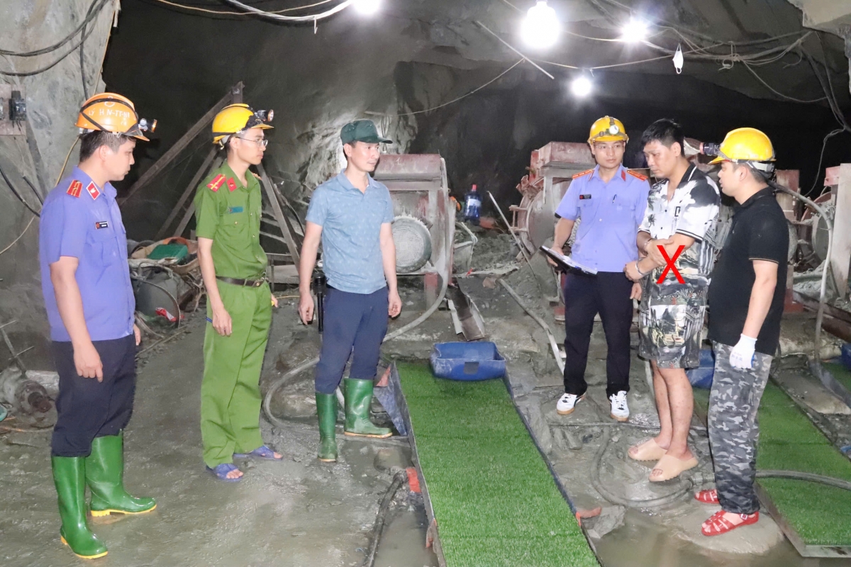 Đối tượng Nguyễn Trọng Tiến (phải, dấu X) được giao quản lý, điều hành nhân công khai thác quặng và kiểm soát vận hành