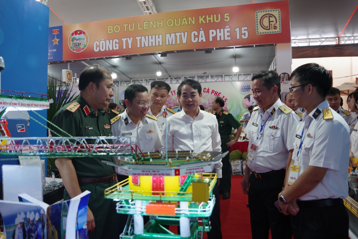 Đồng chí Nghiêm Xuân Thành, Ủy viên TW Đảng, Bí thư Tỉnh ủy Khánh Hòa và Thượng tướng Phùng Sỹ Tấn, Phó Tổng Tham mưu trưởng tham quan gian trưng bày của Công ty TNHH MTV Hải sản Trường Sa
