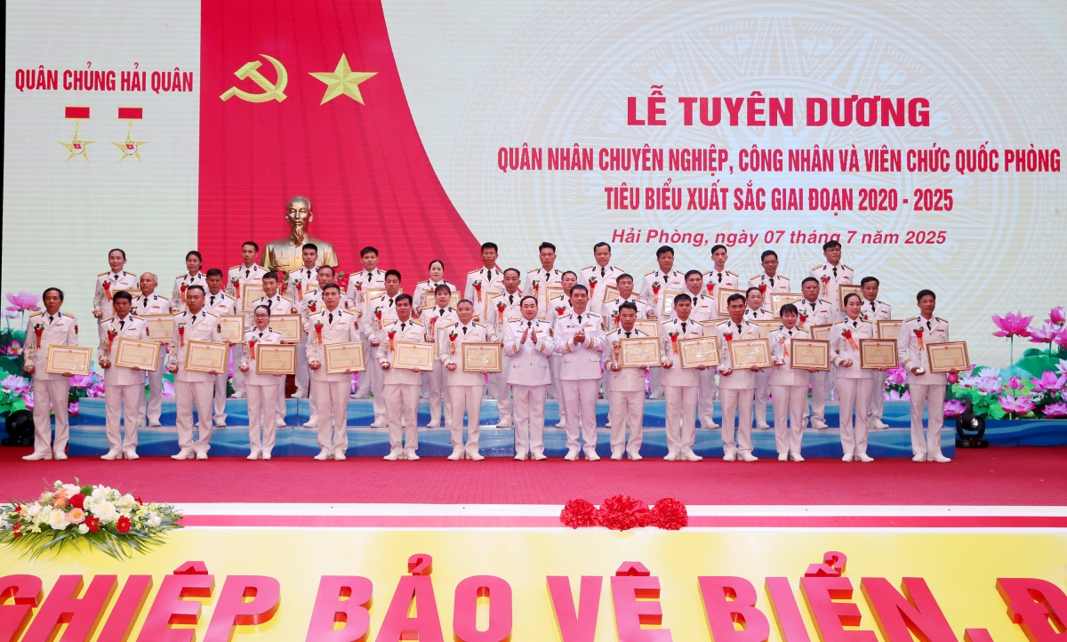 Thủ trưởng Bộ Tư lệnh Hải quân trao thưởng cho QNCN, CN&amp;VCQP tiêu biểu