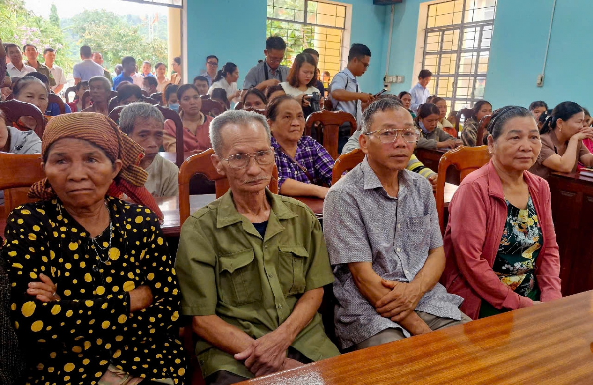 Đông đảo người dân xã Ia Dom tới buổi làm việc của Chủ tịch UBND tỉnh Gia Lai tại xã. (ảnh: Nguyễn Thảo)