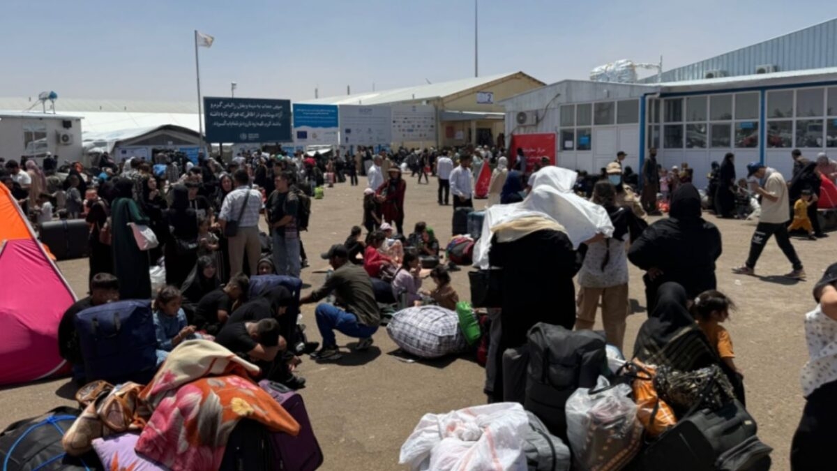 Dòng người tị nạn Afghanistan trở về từ Iran (ảnh Reuters)