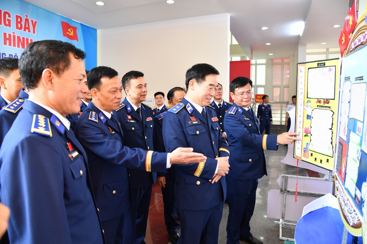 Các đại biểu tham quan gian trưng bày hoạt động chào mừng Đại hội Đại biểu Đảng bộ Vùng Cảnh sát biển 4