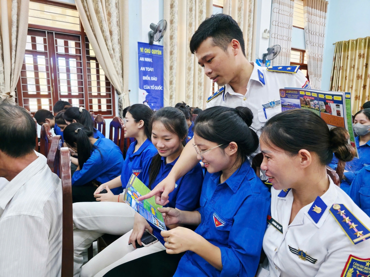 Cán bộ, chiến sĩ Hải đội 102 và Phòng Pháp luật phát tờ rơi tuyên truyền về phòng chống ma túy và nhận diện các thủ đoạn lừa đảo qua mạng cho ĐVTN và người dân địa phương