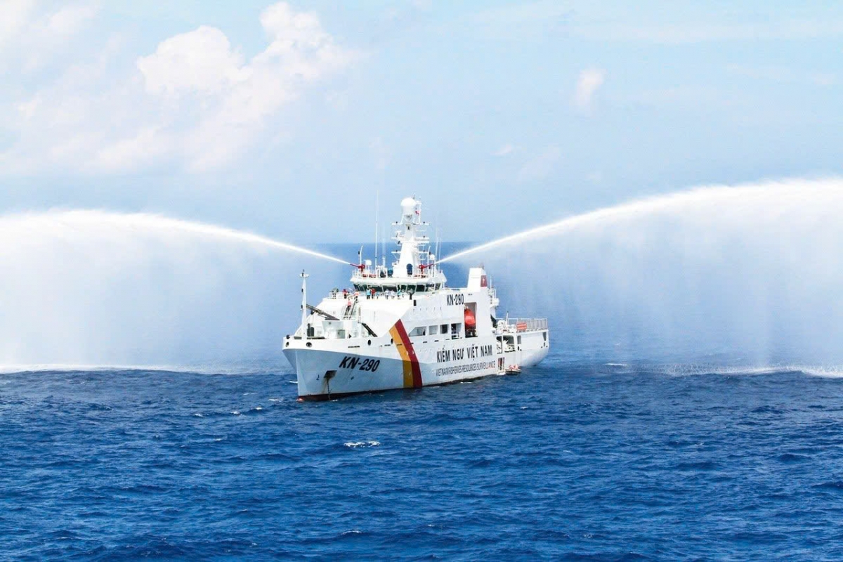 Tàu Kiểm ngư thực hiện nhiệm vụ trên biển